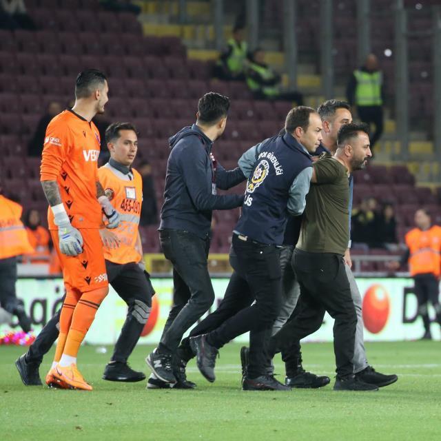 Trabzonspor taraftarı, Hatay'da sahaya daldı! Uğurcan Çakır'a sarılmak için metrelerce koştu