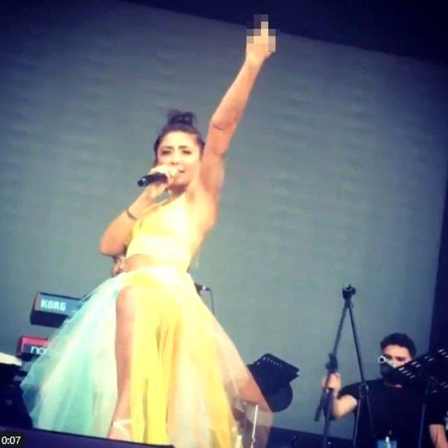 Melek Mosso ne yaptı? (VİDEO) Melek Mosso el hareketi! Melek Mosso neden sahneden indirildi?