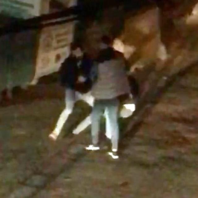 İstanbul'da gasp dehşeti kamerada: Darp ettikleri genci yerde sürükleyip telefonunu çaldılar