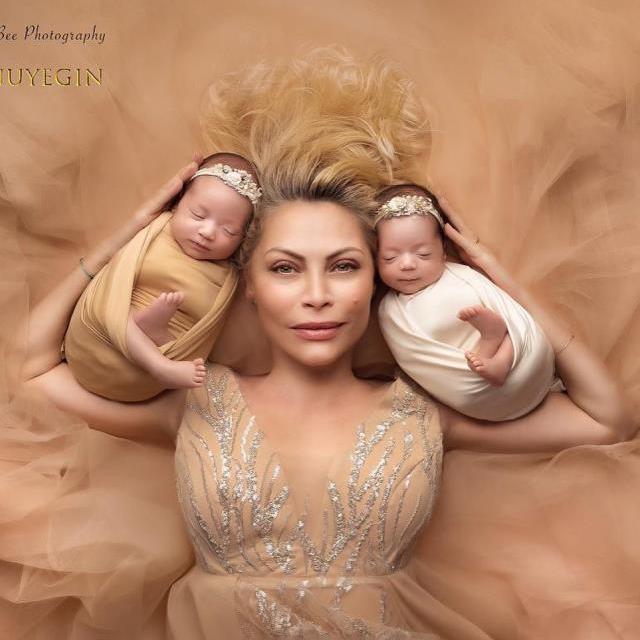 49 yaşında anne olan Seray Sever, ikiz bebeklerinin yüzünü ilk kez gösterdi