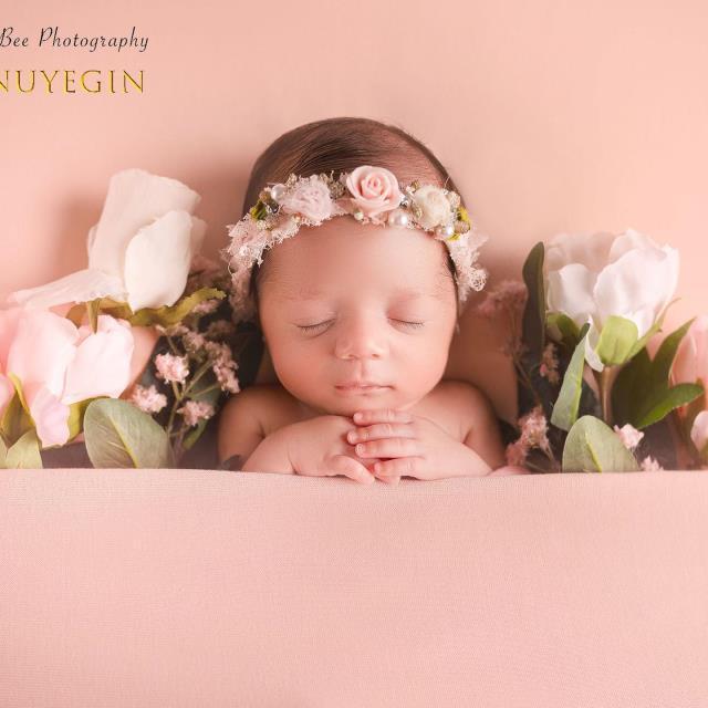 49 yaşında anne olan Seray Sever, ikiz bebeklerinin yüzünü ilk kez gösterdi