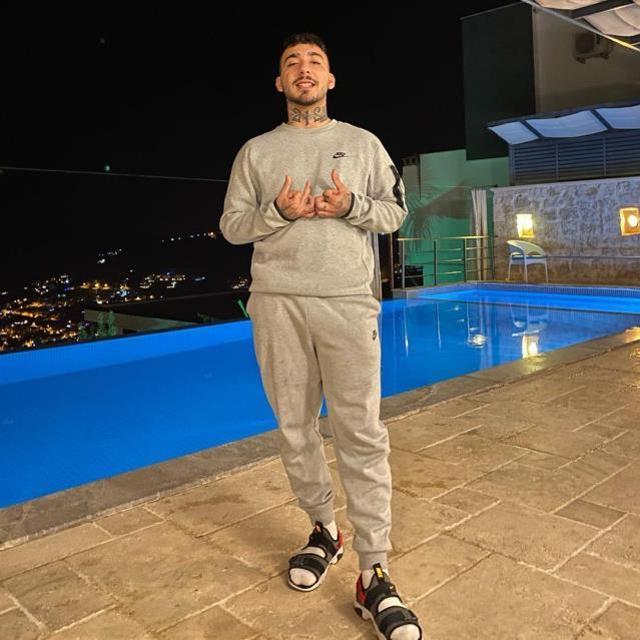 Konserinde hayranının saldırısına uğrayan Uzi, konserini yarıda kesti