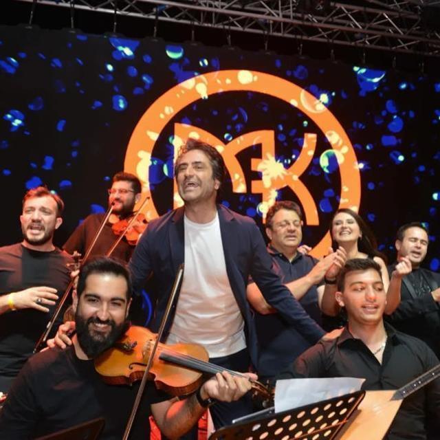 Konserinde canlı müzik yapması engellenen Mahsun Kırmızıgül, şarkılarını canlı okudu