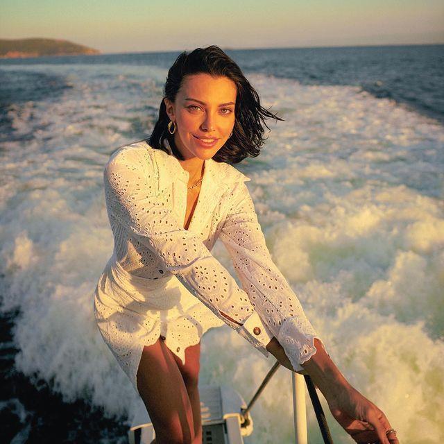 Oyuncu Tuvana Türkay, kendisinden 14 yaş büyük sevgilisiyle el ele görüntülendi