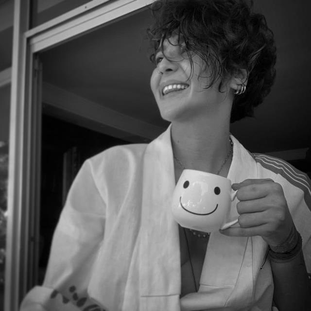 Model Senem Kuyucuoğlu, göğüs uçlarını sansürleyerek yarı çıplak pozunu paylaştı