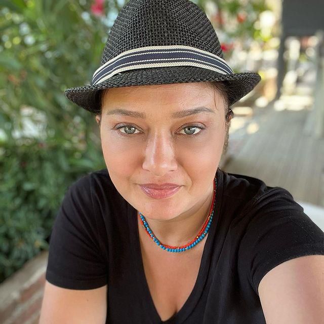 Bikinisiyle sere serpe yatarak poz veren Nurgül Yeşilçay, fiziğiyle dikkat çekti