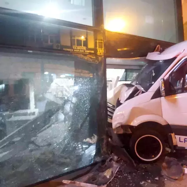 Para çekerken ölümden döndü! Aracın bankaya daldığı anlar kamerada