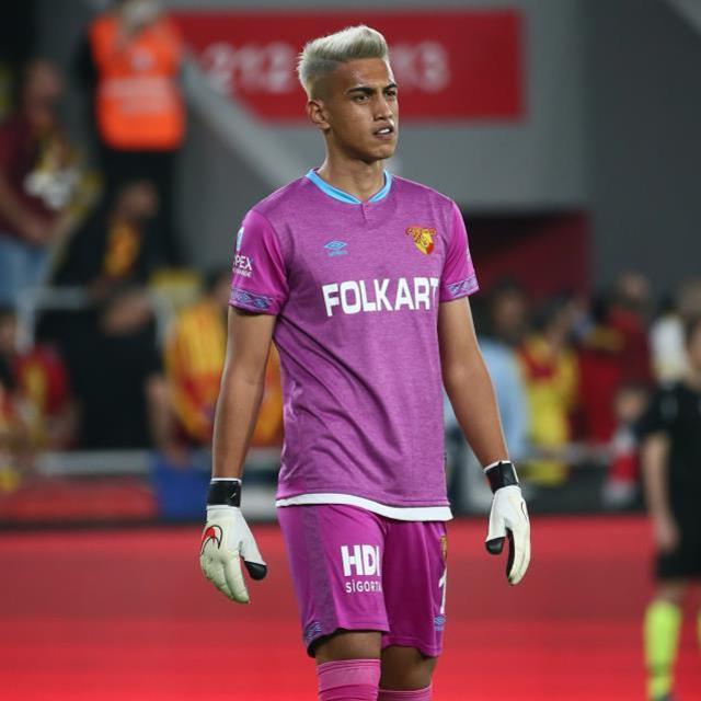 Kaleci arayışlarını sürdüren Fenerbahçe, Altay Bayındır'ın alternatifini buldu