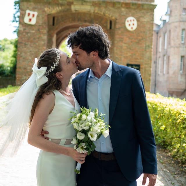 Yargı dizisinin genç oyuncusu Ece Yüksel, çocukluk aşkıyla evlendi