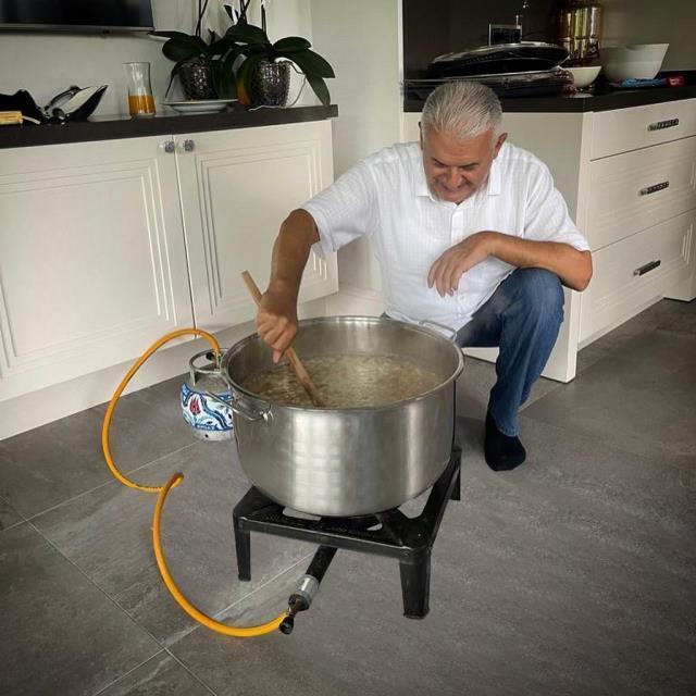 Binali Yıldırım evinin mutfağında aşure yaptı, ortaya renkli görüntüler çıktı