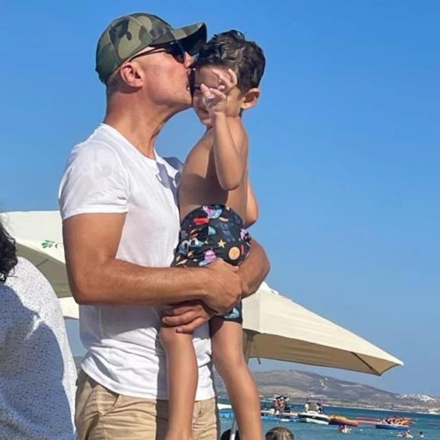 Oğluyla fotoğraflarını paylaşan Özcan Deniz'den imalı sözler: Mutluluğu kavrayamayan cahiller var