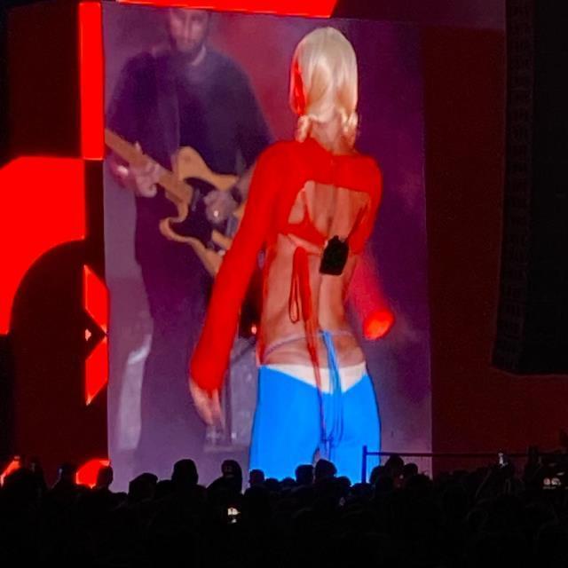 Göğüs ve kalça dekoltesiyle dikkat çeken Gülşen'den çok konuşulacak çıkış: Başka şeylerden utanalım