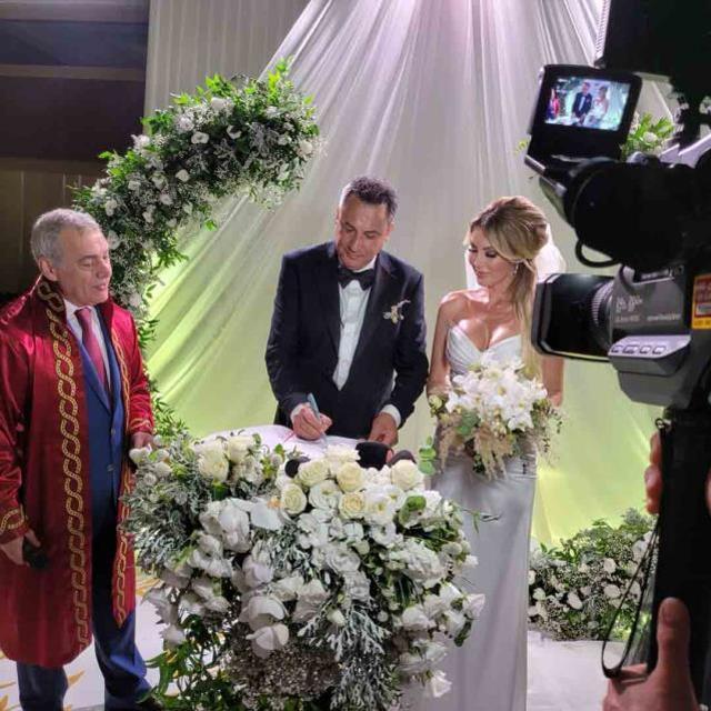 Gençlik aşkıyla evlenen Petek Dinçöz'ün düğününe gelinliği damga vurdu