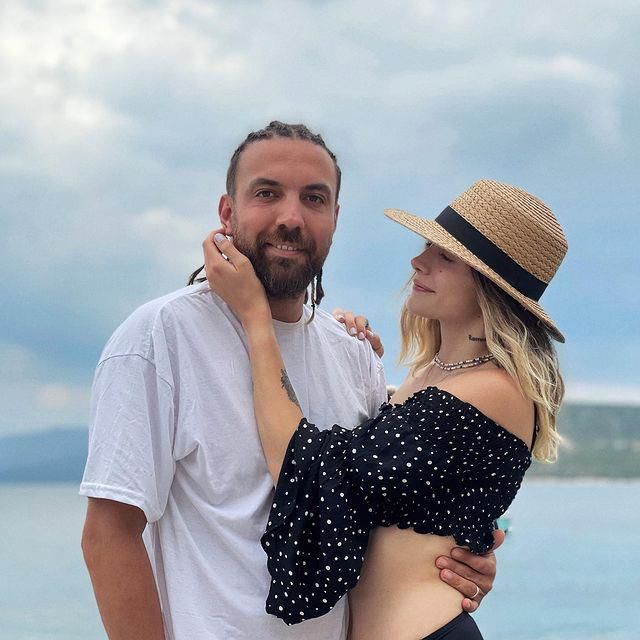 Eski Survivor yarışmacısı Sercan Yıldırım'ın eşi bilardo masasının üzerine amuda kalktı