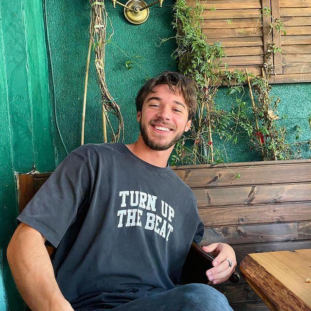 Oyuncu Onur Bay, sevgilisiyle öpüşürken görüntülendi