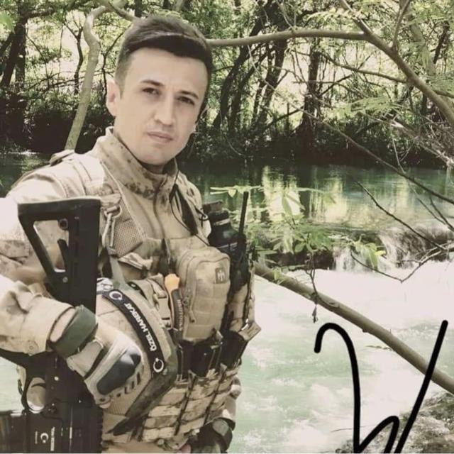 Yolda kalan vatandaşa yardım eden uzman çavuş, kamyonet çarpması sonucu şehit oldu