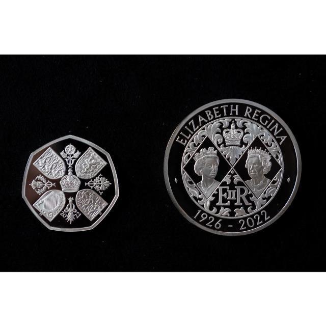 Kral 3. Charles'ın portresinin tasvir edildiği ilk madeni paralar görücüye çıktı