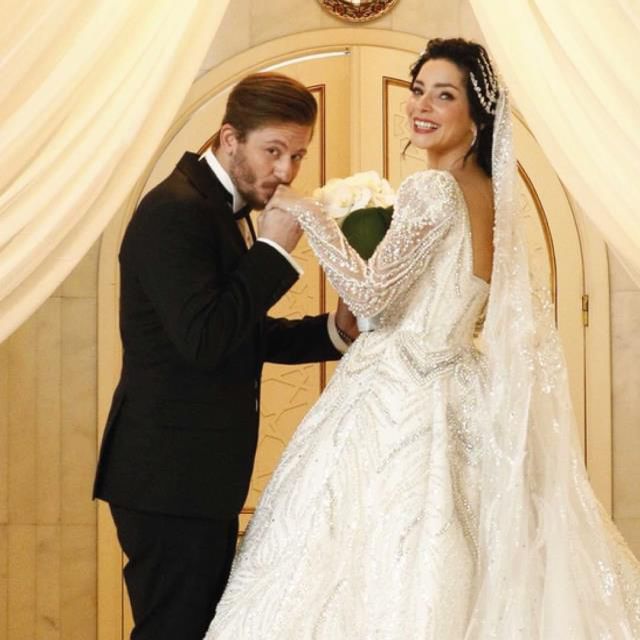 Merve Boluğur nikah masasında dumura uğradı! Damadın arkadaşları Müslüm Gürses'in şarkısını çaldırdı