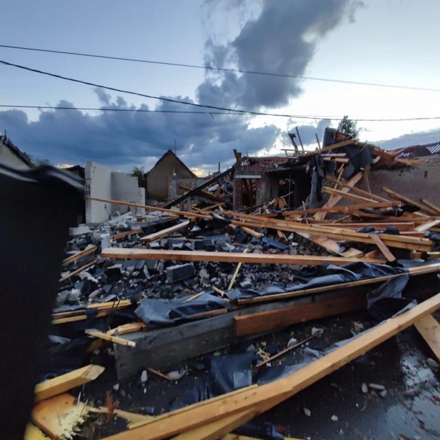 Fransa'nın kuzeyinde Bihucourt'ta hortum nedeniyle onlarca evin çatısı uçtu