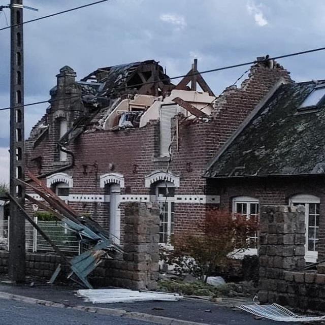 Fransa'nın kuzeyinde Bihucourt'ta hortum nedeniyle onlarca evin çatısı uçtu