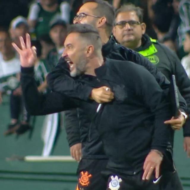 Pereira'yı hiç böyle görmediniz! Yardımcısı tutmasa sahaya girip hakemi dövecekti