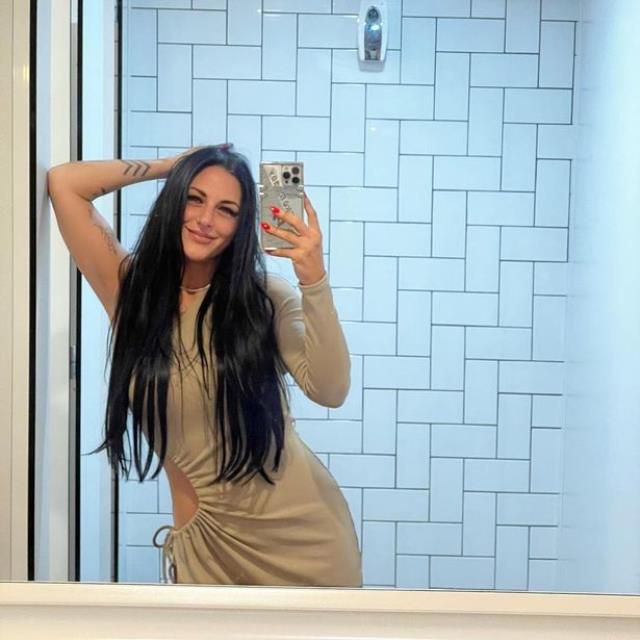 İnsanlara sarılarak milyonları kazanıyor! Genç kadının, erkeklerle ilgili cinsellik itirafı ise bomba