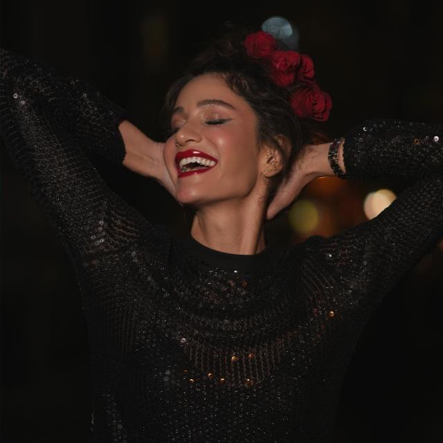 Berrak Tüzünataç elbisesiyle bacağını duvara yaslayarak poz verdi, Özge Özpirinçci sessiz kalamadı