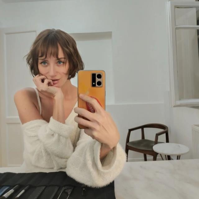 İçine hiç bir şey giymedi! Transparan elbisesiyle poz veren Didem Soydan, ağızları açık bıraktı