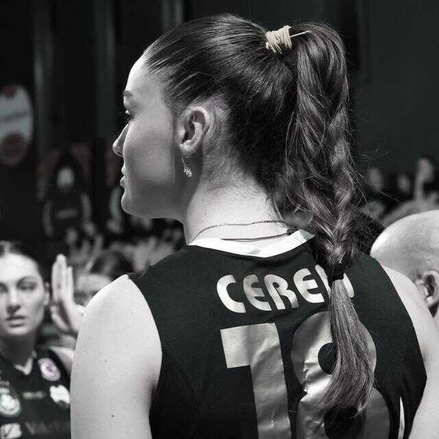 Zehra Güneş, depremde hayatını kaybeden voleybolcu Ceren Topal'ı unutmadı! Giydiği forma büyük alkış aldı