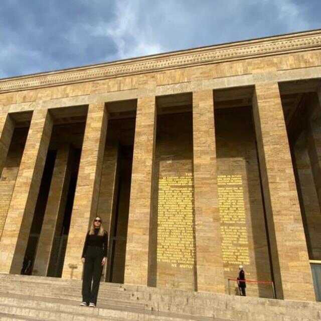 Anıtkabir'de ağladığı için tepki çeken Eda Ece'den cevap: Ağlamamam mümkün değil, taş değilim