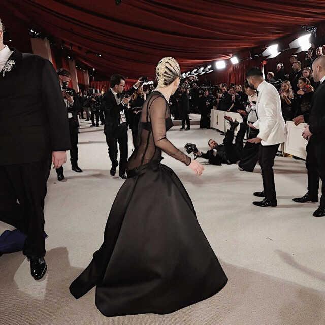 Kimse dönüp bakmadı! Ladya Gaga, yere düşen basın mensubunun elinden tutup ayağa kaldırdı