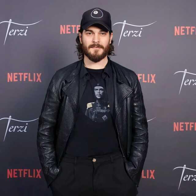 Başrol olduğu dizinin galasına katılan Çağatay Ulusoy, tarzıyla hiç beğenilmedi