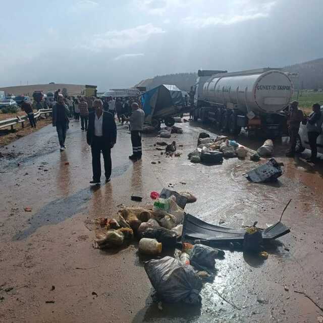 Tarım işçilerini taşıyan minibüs hafriyat kamyonu ile çarpıştı! 1 ölü, çok sayıda yaralı var