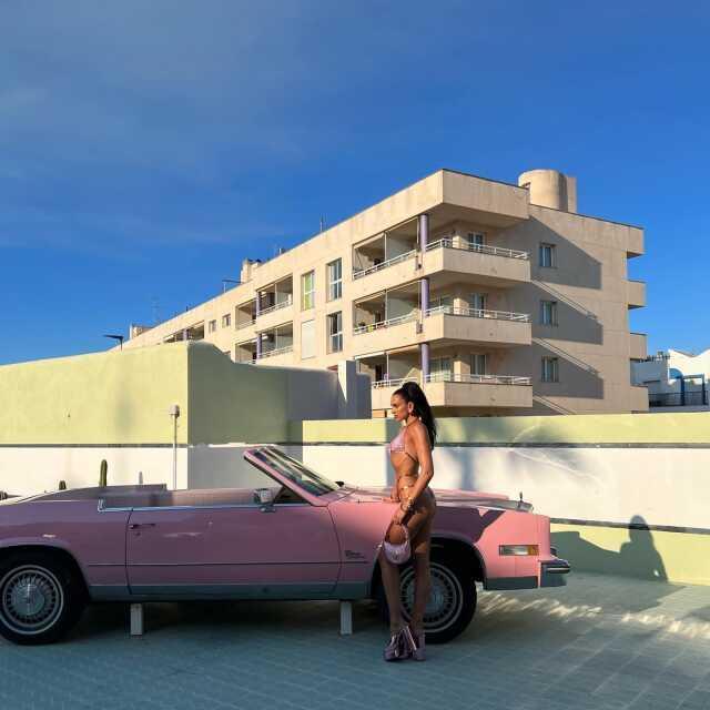 Bikini koleksiyonunu tanıtan Dua Lipa hayranlarının aklını başından aldı