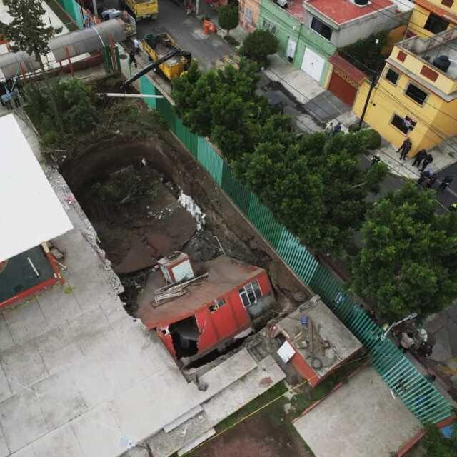 Bina, su borusu sonucu oluşan devasa çukurun içine devrildi