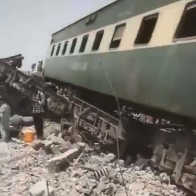 Son Dakika! Pakistan'da tren kazası! Yolcular raydan çıkan vagonlarda mahsur kaldı, çok sayıda ölü ve yaralı var