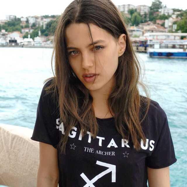 Leyla Tanlar, sevgilisi Burak Dakak'ın 'Silsene' uyarısı üzerine bikinili paylaşımını kaldırdı