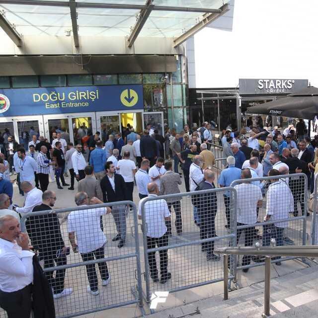 Fenerbahçe'nin Olağanüstü Tüzük Tadili Genel Kurulu'nda eski başkanlara yer ayrıldı