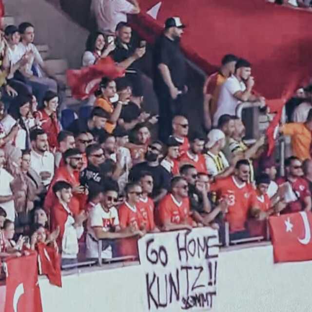 Stefan Kuntz'a yönelik tepkiler dinmiyor! Japonya maçında 'Evine dön Kuntz' pankartı açıldı