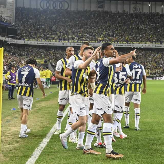 Son Dakika: Kanarya ilk yarıda fişi çekti! Süper Lig'in 3. hafta erteleme maçında Fenerbahçe, RAMS Başakşehir'i 4-0 mağlup etti