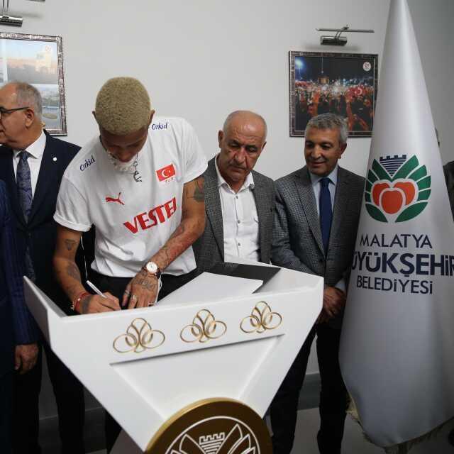 Melissa Vargas'a Malatya'da onur belgesi verildi