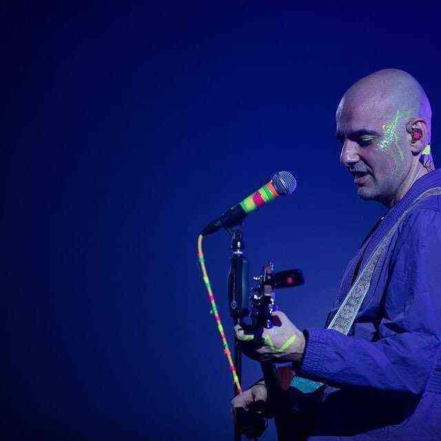 Bartu Küçükçağlayan, konserine mini etekle çıkarak çılgınlar gibi dans etti