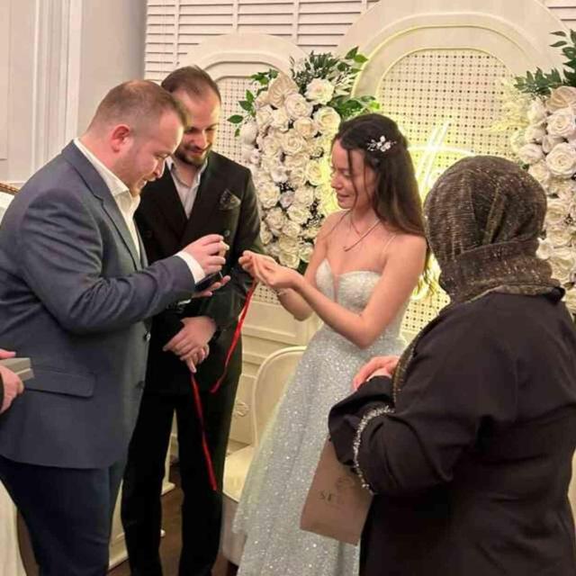 Güzel oyuncu Gizem Arıkan, iki yıllık sevgilisiyle nişanlandı