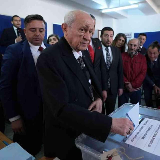 Oyunu Ankara'da kullanan Bahçeli'nin yüzündeki morluk ve şişlikler dikkat çekti