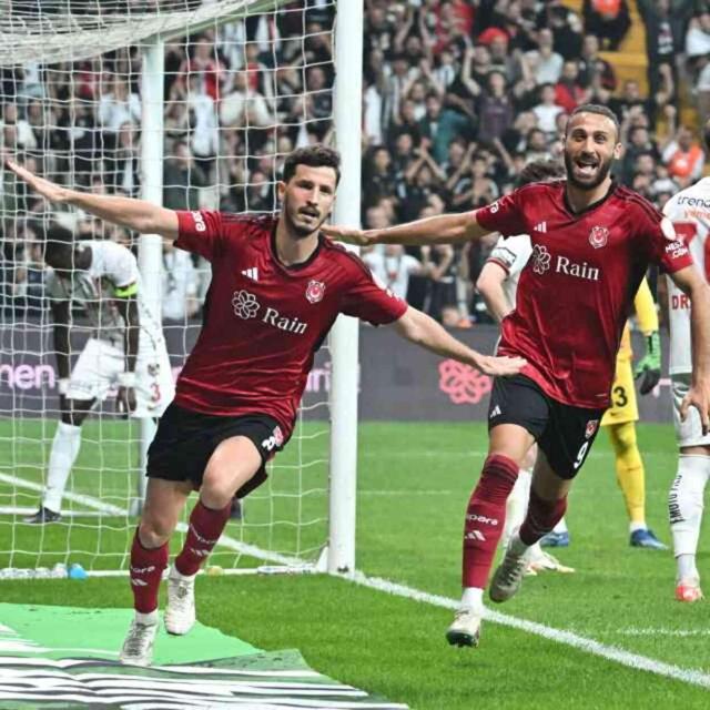 Herkes gidecek diye bekliyordu! Beşiktaş'ın yıldızı takımda kalmayı seçti