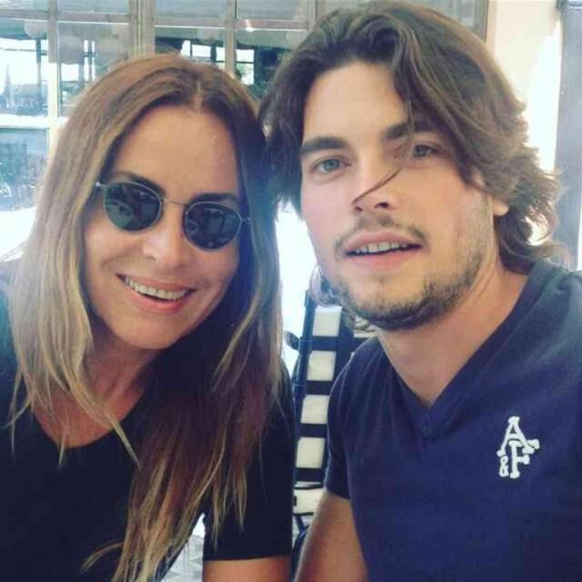 Akın Akınözü'nün kendisi gibi oyuncu annesi Özlem Akınözü, kansere yenik düştü