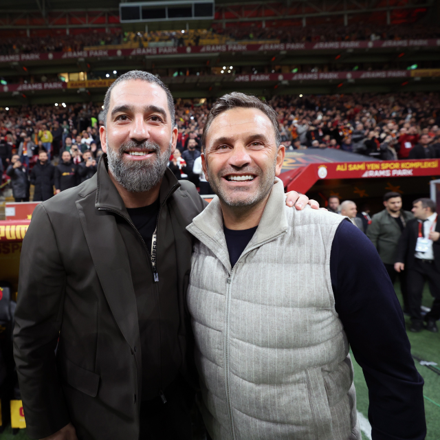 Arda Turan'ın RAMS Park'ta Galatasaray atkısı takması tepki çekti