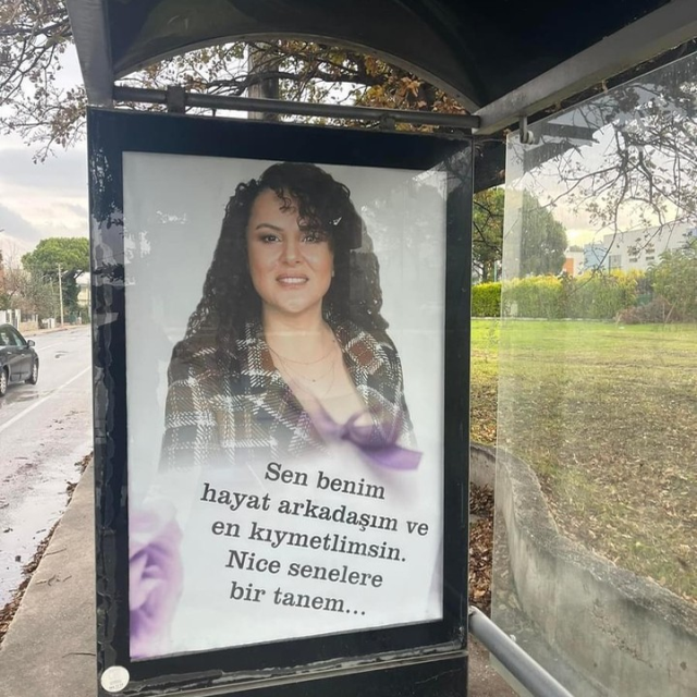 Eşinin doğum gününü otobüs duraklarında ilan vererek kutladı