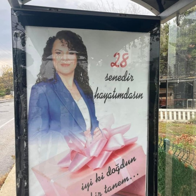 Eşinin doğum gününü otobüs duraklarında ilan vererek kutladı