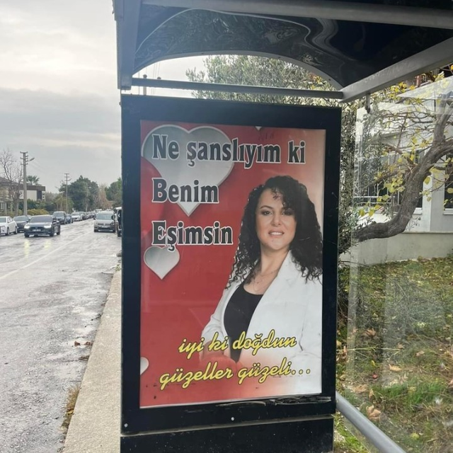 Eşinin doğum gününü otobüs duraklarında ilan vererek kutladı